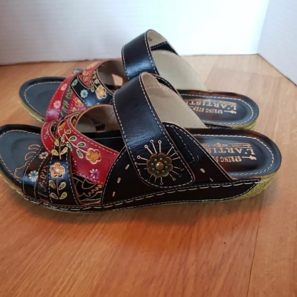 L'artiste Spring Step Black Leather Slip On Sandals Sz 40 US 9 Tooled Floral - Picture 3 of 6